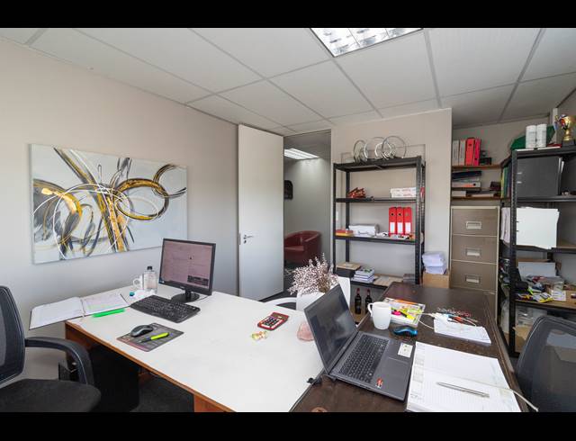 133M² BUSINESS TO LET IN PARKLANDS